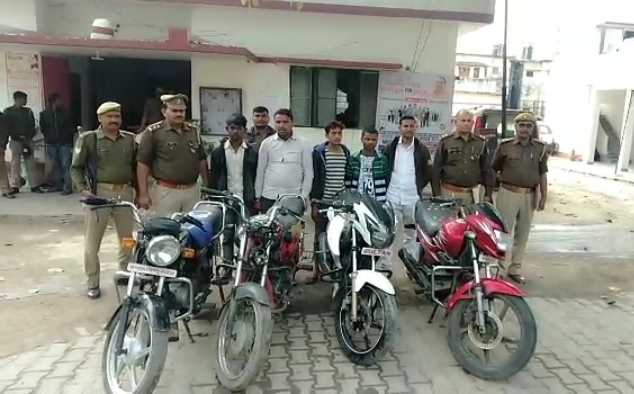 वाहन चेकिंग के दौरान चोरी की बाइक संग 4 गिरफ्तार