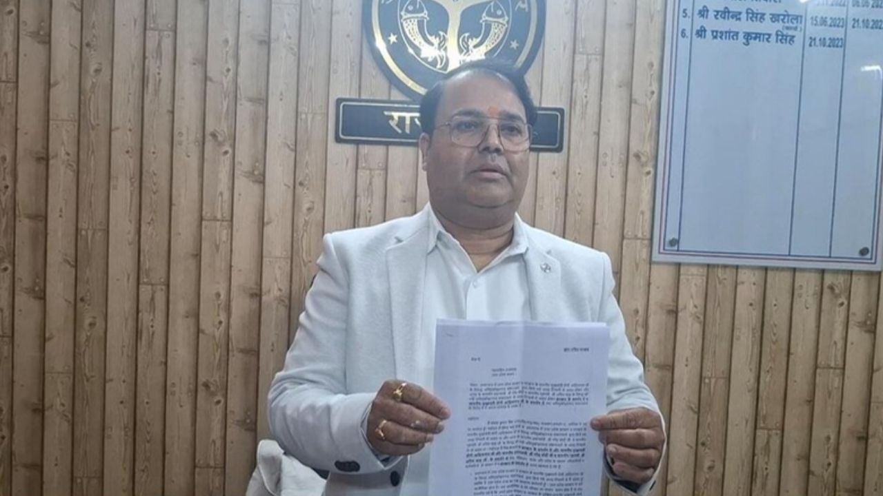 GST डिप्टी कमिश्नर ने सीएम योगी के समर्थन में दिया इस्तीफा, शंकराचार्य विवाद पर छोड़ा पद