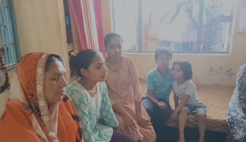 Video: गाजीपुर में आत्महत्या प्रकरण ने पकड़ा तूल, बिजली विभाग के तीन कर्मियों पर केस