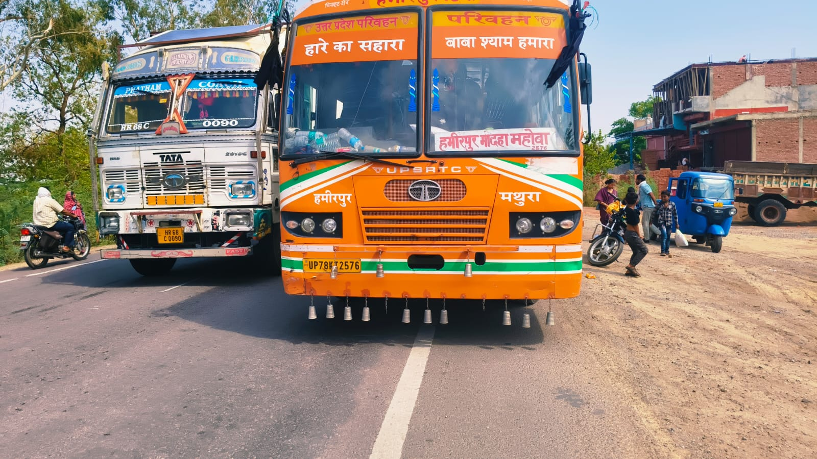 हमीरपुर: बाइक सवार होमगार्ड को रोडवेज बस ने मारी जोरदार टक्कर, हालत गंभीर