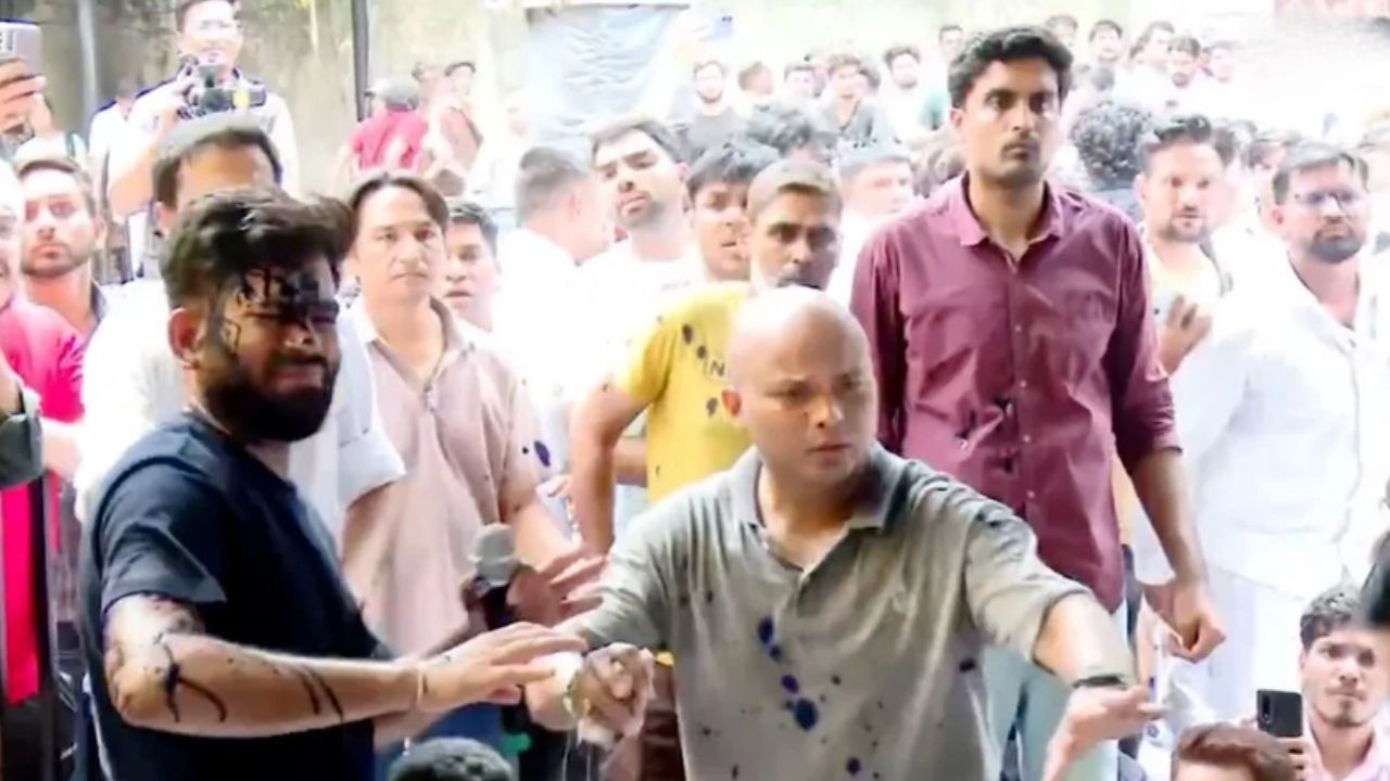 अभिजीत दीपके पर महिला ने फेंकी स्याही, प्रदर्शनकारियों ने पकड़ा
