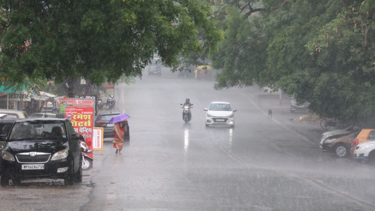 UP Weather Update: लखनऊ समेत यूपी के 57 जिलों में भारी बारिश का अलर्ट, IMD की नई चेतावनी