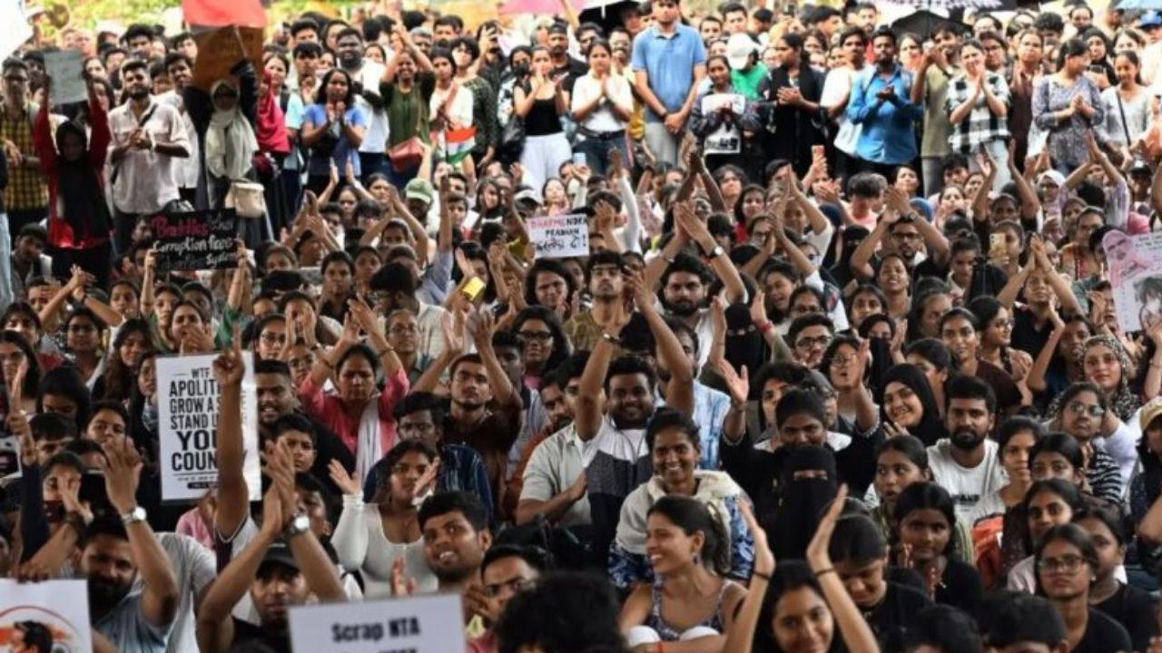 Video:कॉकरोच पार्टी के संसद मार्च हिंसा मामले में 10 FIR:बंगाल से दिल्ली लाए जा रहे 2 हजार CRPF जवान; दावा- वांगचुक से मिले नड्डा-जितेंद्र सिंह