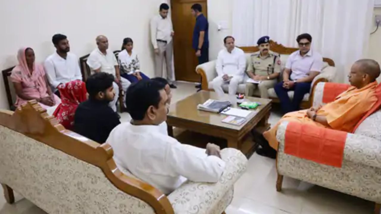 गाजियाबाद में सीएम योगी आदित्यनाथ से मिला ललिता गौतम हत्याकांड का पीड़ित परिवार, मुख्यमंत्री से मिला दोषियों को कड़ी सजा का भरोसा