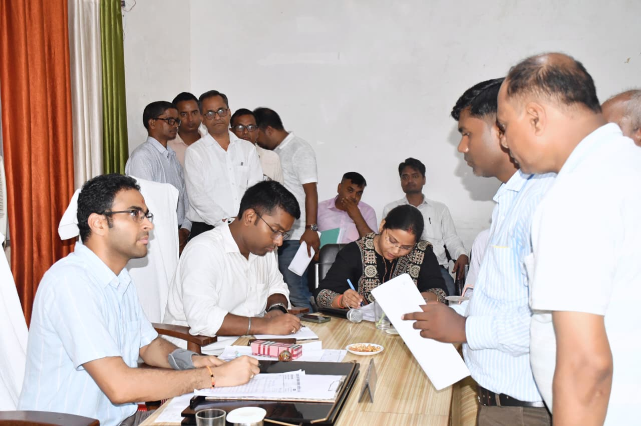 देवरिया: डीएम ने सुनीं फरियादियों की समस्याएं, समाधान दिवस में 25 मामलों का मौके पर निस्तारण