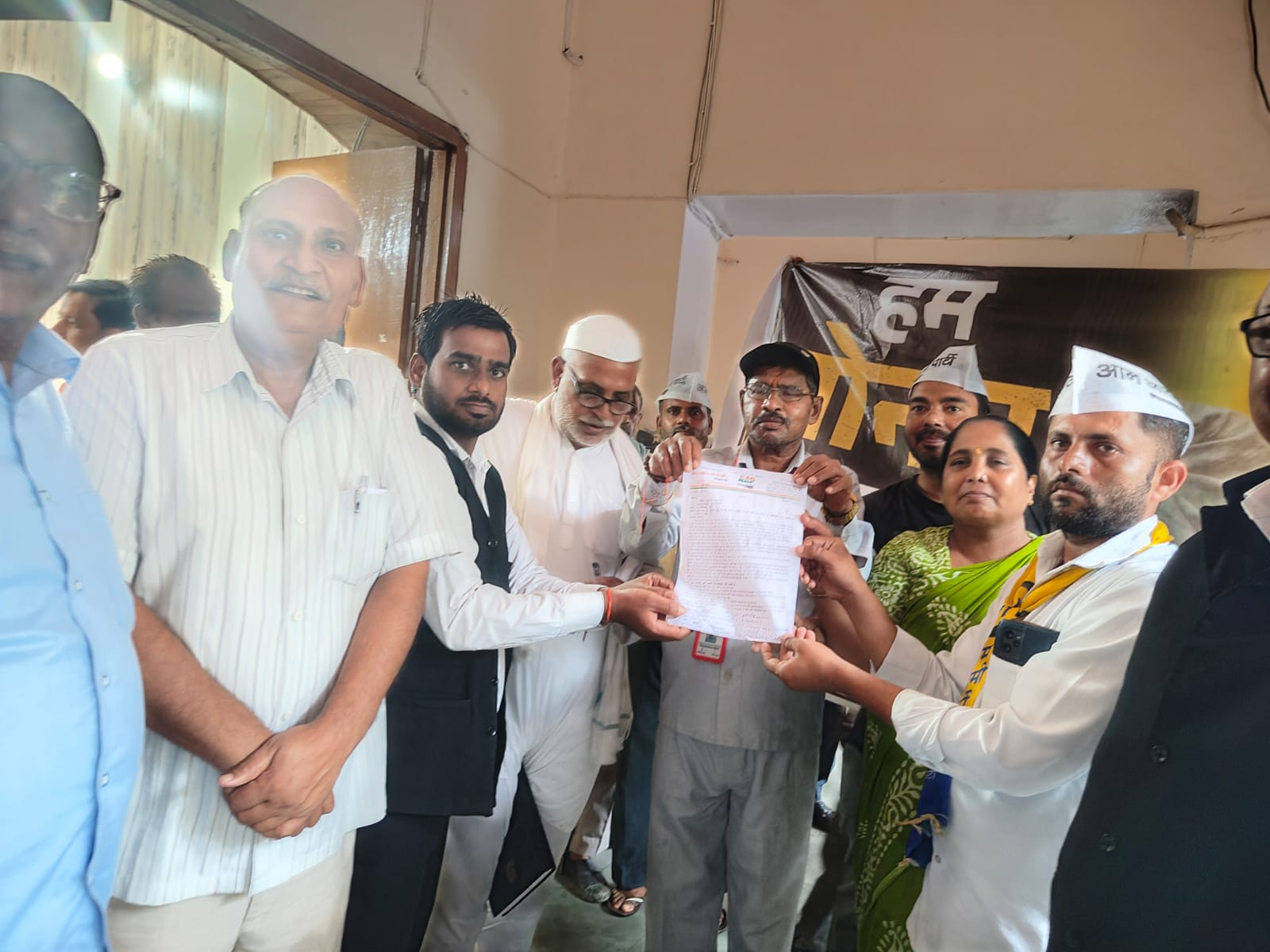 एटा: सोनम वांगचुक के समर्थन में AAP और कम्युनिस्ट पार्टी का प्रदर्शन, राष्ट्रपति के नाम सौंपा ज्ञापन