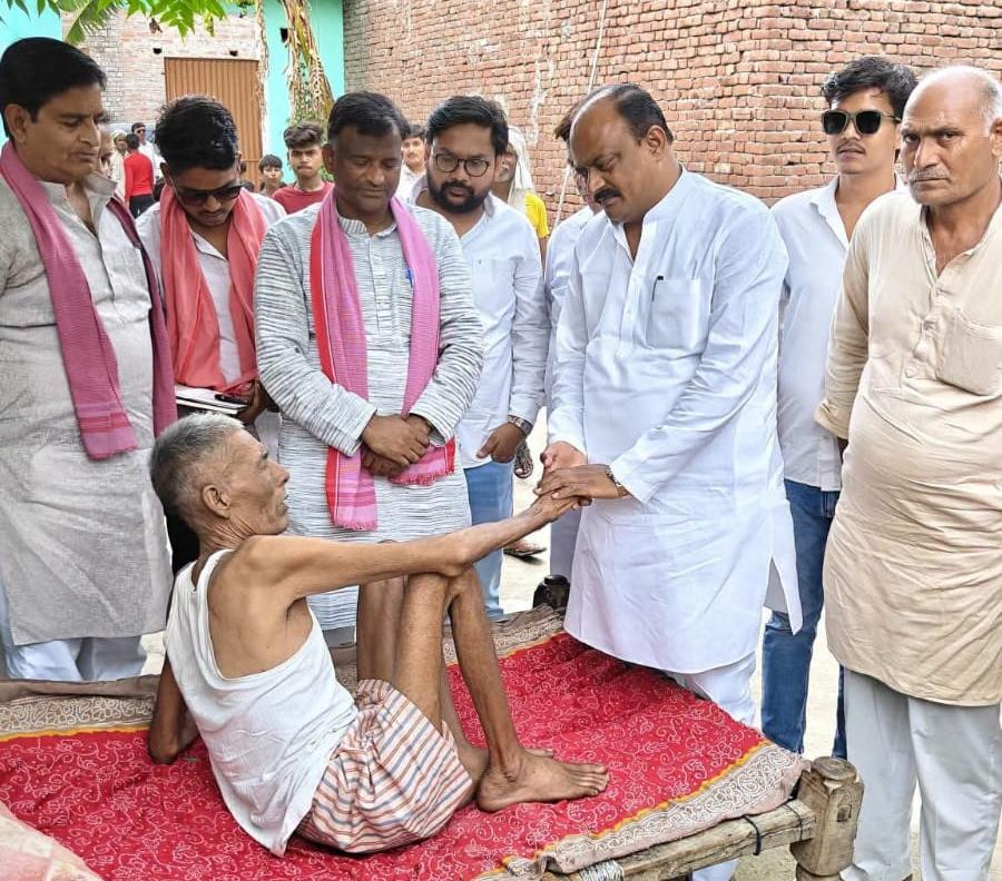 एटा-कासगंज लोकसभा क्षेत्र के गंभीर मरीजों को राहत, सांसद देवेश शाक्य ने दिलाई आर्थिक सहायता
