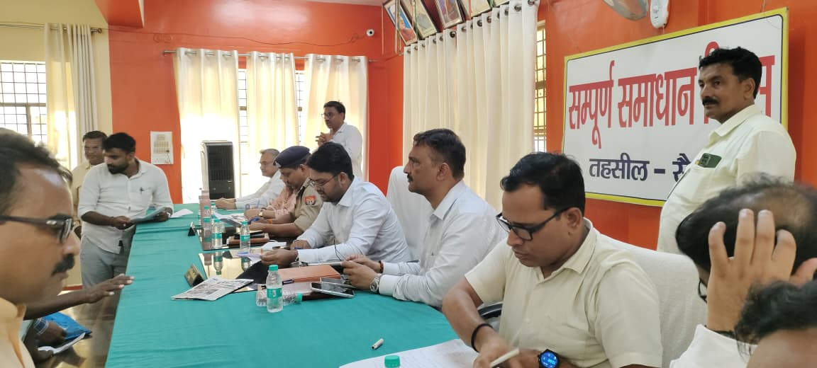 गाजीपुर: सम्पूर्ण समाधान दिवस में पहुंचे सैकड़ों फरियादी, अधिकारियों ने सुनी समस्याएं