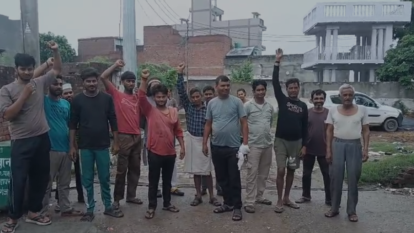Video:कासगंज: दो माह पहले बनी सीसी सड़क में जगह-जगह दरारें, गिट्टी निकलने से लोगों में आक्रोश