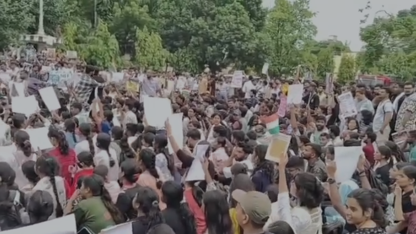 Video:वाराणसी में छात्रों का प्रदर्शन, शिक्षा मंत्री के खिलाफ बुलंद हुई आवाज
