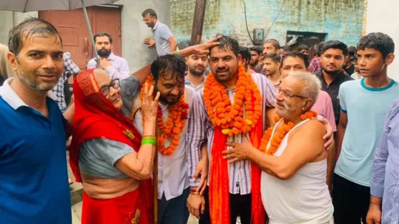 फूल-मालाएं, खुली जीप और ढोल-नगाड़े, सांसद पप्पू यादव पर जूता फेंकने के आरोपितों का स्वागत