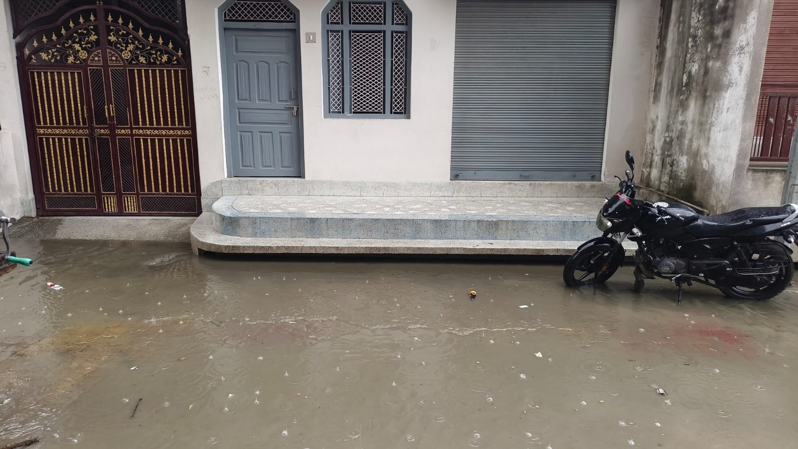गाजीपुर: जमानिया नगर पालिका में हल्की बारिश ने खोली जलनिकासी की पोल