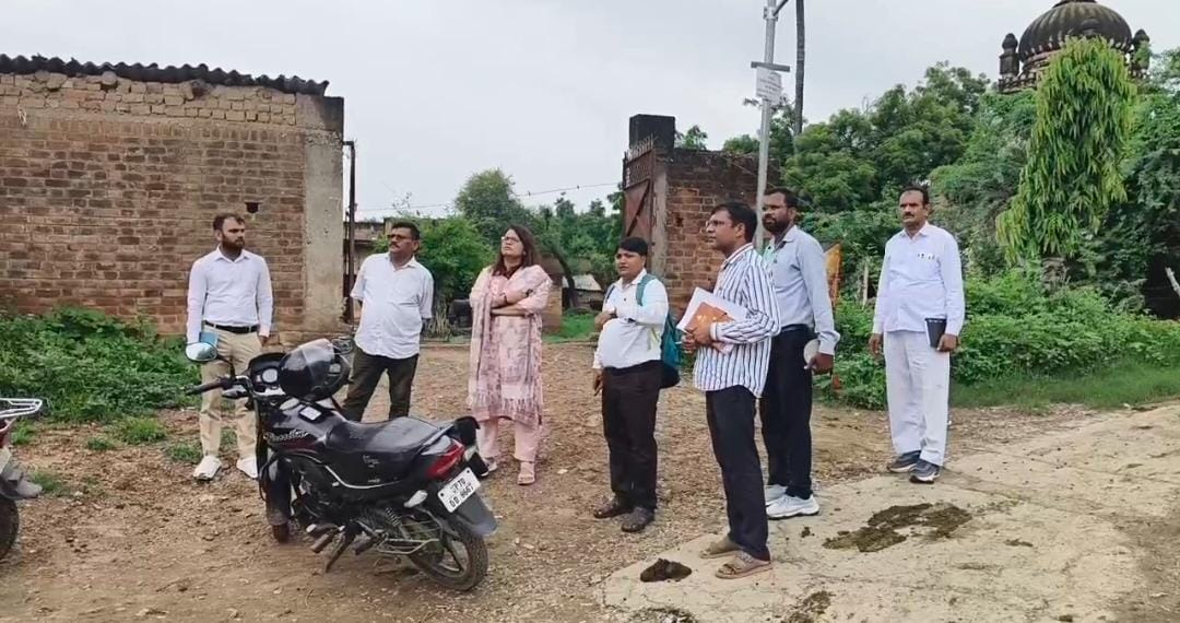 हमीरपुर: डीएम के आदेश पर गांव पहुंचे डीपीआरओ, जलभराव का लिया जायजा