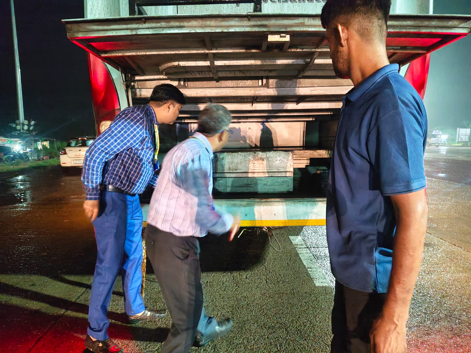लखनऊ: रक्षाबंधन से पहले खाद्य विभाग की कार्रवाई, हाईवे से 16.3 कुंतल खाद्य पदार्थ नष्ट