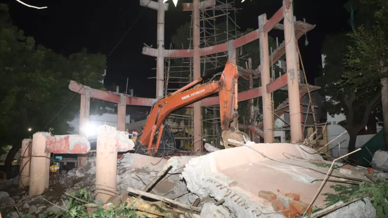 लखनऊ के राजाजीपुरम में 2 साल से तोड़ी जा रही जर्जर पानी की टंकी गिरी, बाल-बाल बचे लोग, मकान को हुआ नुकसान