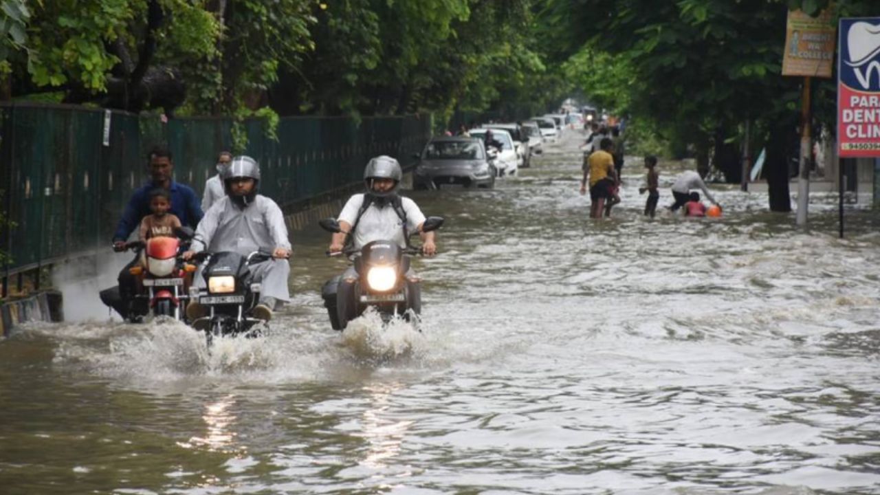 लखनऊ में सड़कें डूबीं, बिजनौर में स्टेट हाईवे जलमग्न; 58 जिलों में अलर्ट
