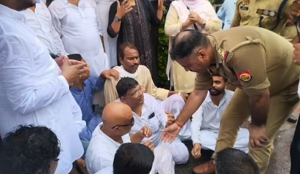 सहारनपुर जा रहे अजय राय हिरासत में लिए गए:लखनऊ पुलिस ने धरने से जबरदस्ती उठाया, ठेलते हुए गाड़ी में बैठाया