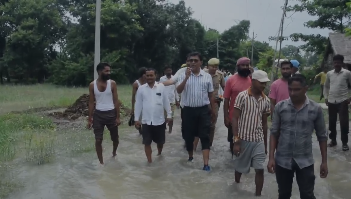 लखीमपुर खीरी: बाढ़ के पानी में उतरे डीएम, ग्रामीणों की सुनी समस्याएं।