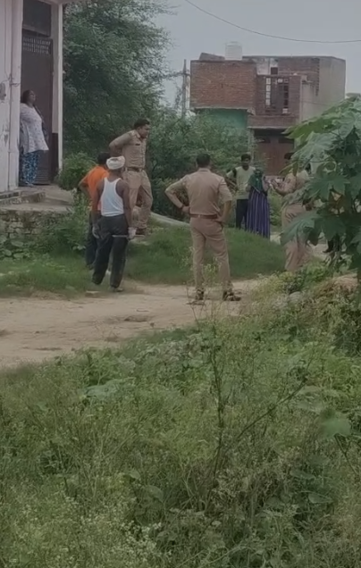 अलीगढ़: चोरी के माल की दबिश में क्राइम इंस्पेक्टर समेत तीन पुलिसकर्मी बंधक