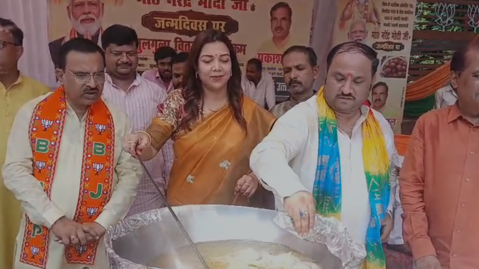 पीएम मोदी के जन्मदिन पर लखनऊ भाजपा कार्यालय में जश्न, कार्यकर्ताओं ने बांटे गुलगुले