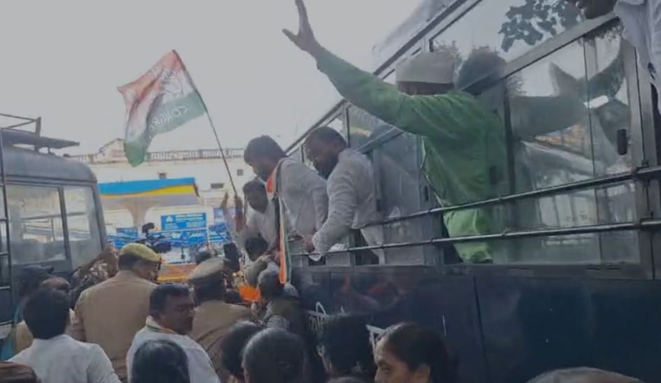 राहुल गांधी पर FIR को लेकर भड़की कांग्रेस, लखनऊ में जोरदार प्रदर्शन