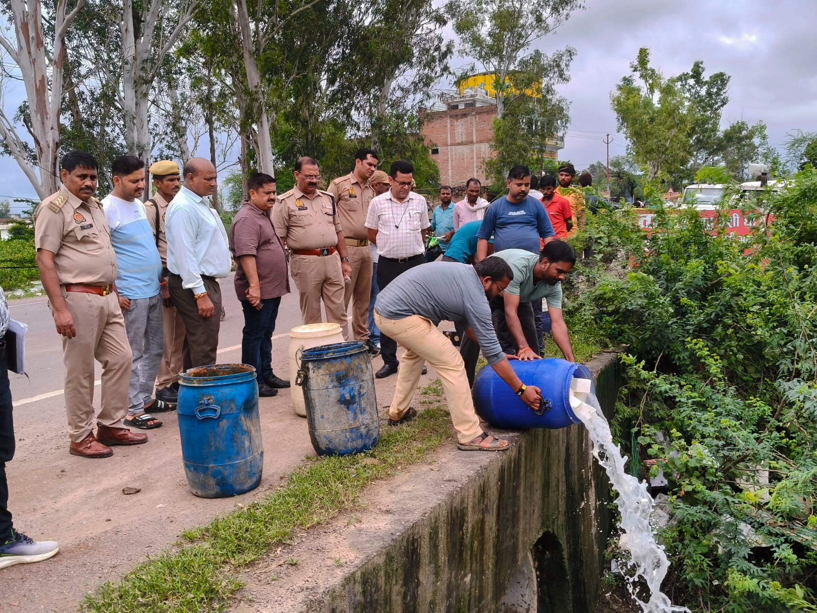हमीरपुर: जन्माष्टमी से पहले मौदहा में बड़ा एक्शन, सैकड़ों लीटर घी-दूध और कुंतलों खोवा नष्ट
