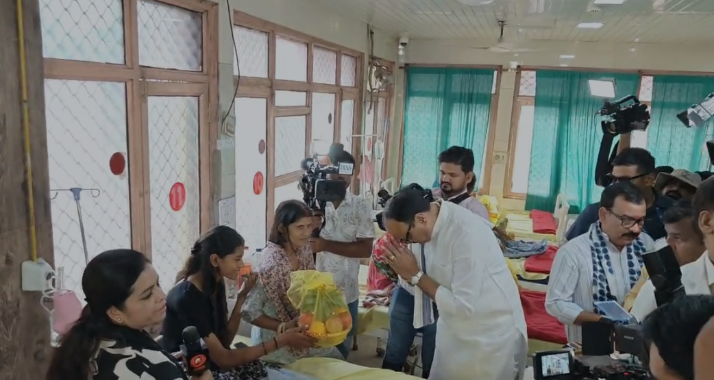 लखनऊ: पीएम मोदी के जन्मदिवस पर लखनऊ में सेवा संकल्प अभियान, ब्रजेश पाठक ने बांटे फल