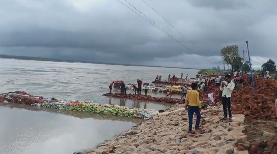 लखीमपुर खीरी: मोहाना का रौद्र रूप, जसनगर में बाढ़ का खतरा; 150 परिवारों पर बेघर होने का संकट, कटान रोकने में ग्रामीण बने मजदूर